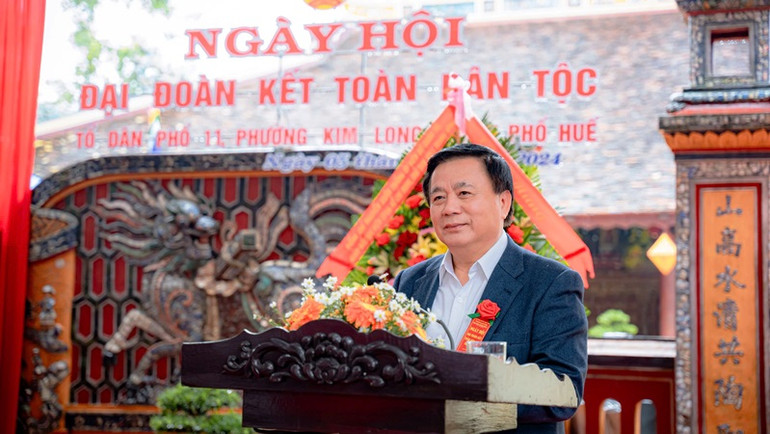 Đồng chí Nguyễn Xuân Thắng trò chuyện với bà con nhân dân ở Tổ dân phố 11, phường Kim Long, thành phố Huế.