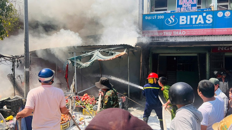 Lực lượng Cảnh sát Phòng cháy, chữa cháy và cứu nạn cứu hộ cùng người dân địa phương nỗ lực khống chế ngọn lửa.