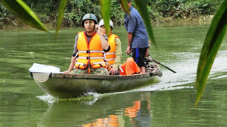 Lực lượng chức năng nỗ lực tìm kiếm các nạn nhân mất tích sau khi rơi xuống sông mất tích trong những ngày qua.