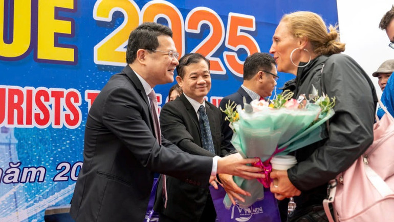 Lãnh đạo TP Huế và ngành Du lịch thành phố tặng hoa và quà cho du khách trên chuyến tàu cập cảng Chân Mây trong những ngày đầu năm 2025. (Ảnh: HOÀNG HẢI)