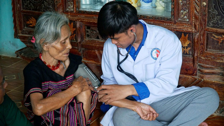 Thăm hỏi, tặng quà và kiểm tra sức khỏe cho bà Khăn Nhua - cựu thanh niên xung phong.