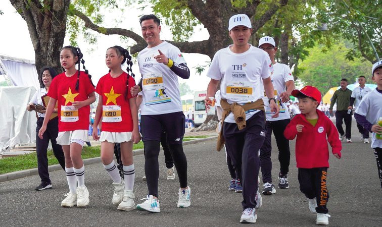 Phụ huynh đồng hành cùng con ở phần chạy S-Race Family.