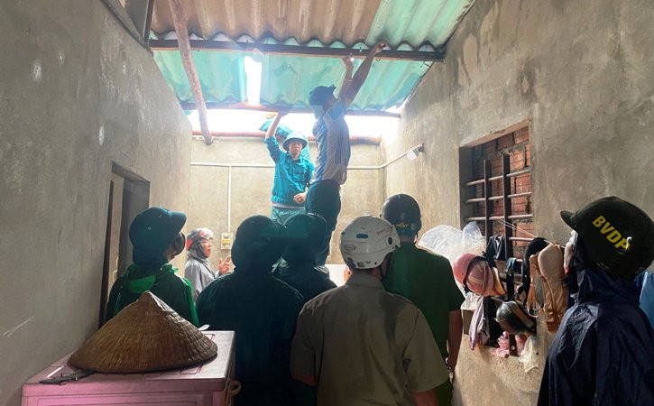 Các lực lượng chức năng phối hợp đang hỗ trợ người dân khắc phục hậu quả.