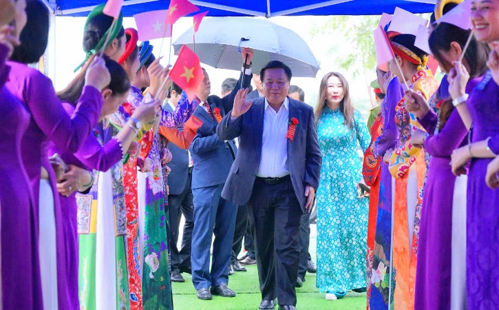 Đồng chí Nguyễn Xuân Thắng, Ủy viên Bộ Chính trị, Giám đốc Học viện Chính trị Quốc gia Hồ Chí Minh, Chủ tịch Hội đồng Lý luận Trung ương đến dự Ngày hội Đại đoàn kết toàn dân tộc tại Tổ dân phố 11, phường Kim Long, thành phố Huế.