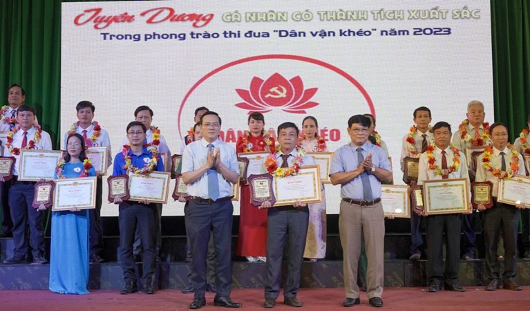 Tuyên dương cá nhân có thành tích xuất sắc trong phong trào thi đua “Dân vận khéo” năm 2023.