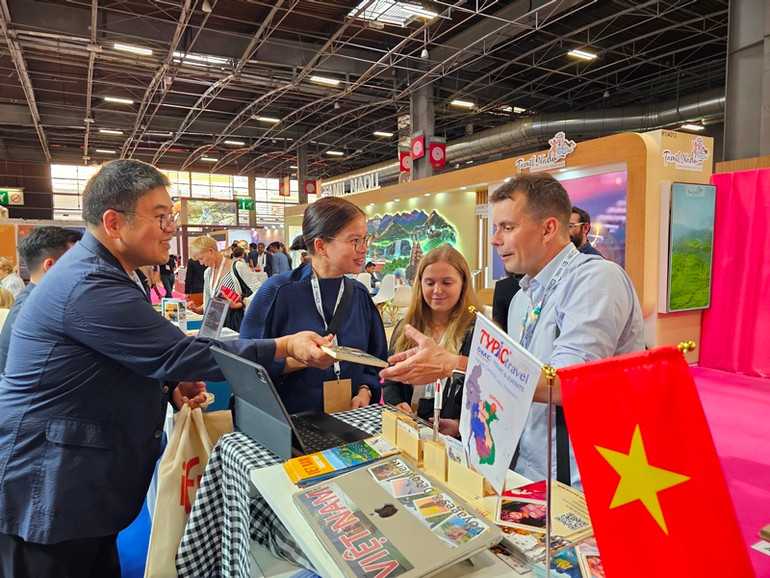 Nhiều khách hàng và đối tác tiềm năng đã ghé thăm gian hàng Việt Nam tại IFTM 2024. (Ảnh: KHẢI HOÀN)