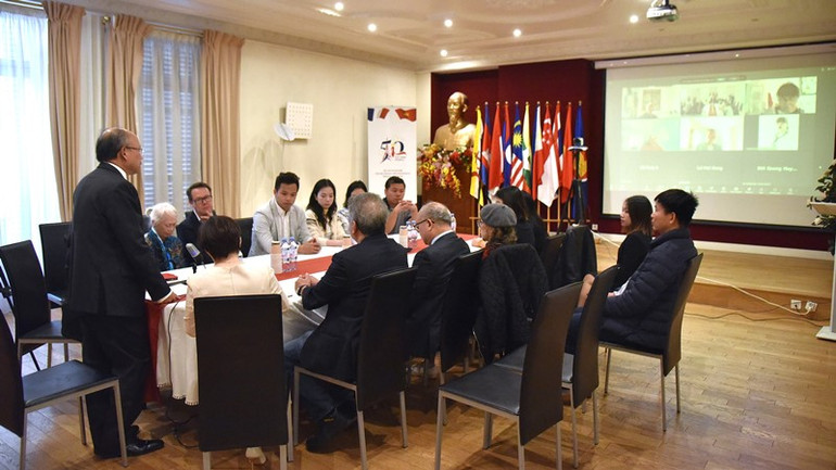 Buổi làm việc trực tiếp và trực tuyến với đại diện của các hội đoàn Việt Nam tại Pháp ở nhiều đầu cầu. (Ảnh: MINH DUY) Buổi làm việc trực tiếp và trực tuyến với đại diện của các hội đoàn Việt Nam tại Pháp ở nhiều đầu cầu. (Ảnh: MINH DUY)