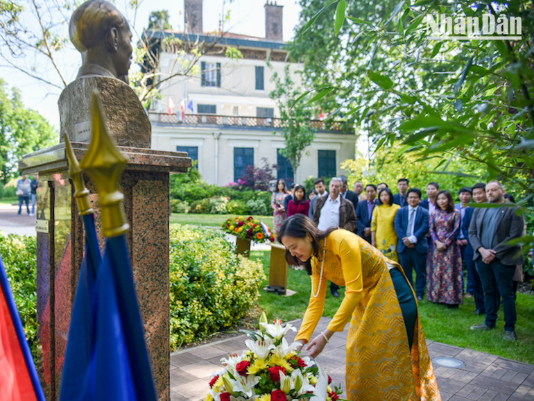 Đại sứ Nguyễn Thị Vân Anh dâng hoa trước tượng Chủ tịch Hồ Chí Minh tại công viên Montreau. (Ảnh: MINH DUY)