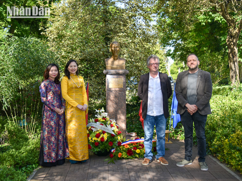Tham tán Công sứ Phạm Thị Kim Yến, Đại sứ - Trưởng phái đoàn Việt Nam tại UNESCO Nguyễn Thị Vân Anh, ông Frédérick Genevée, Chủ tịch Hiệp hội vì Lịch sử Sống, và ông Yann Leroy, Ủy viên Hội đồng thành phố Montreuil dâng hoa tại tượng Bác. (Ảnh: MINH DUY)
