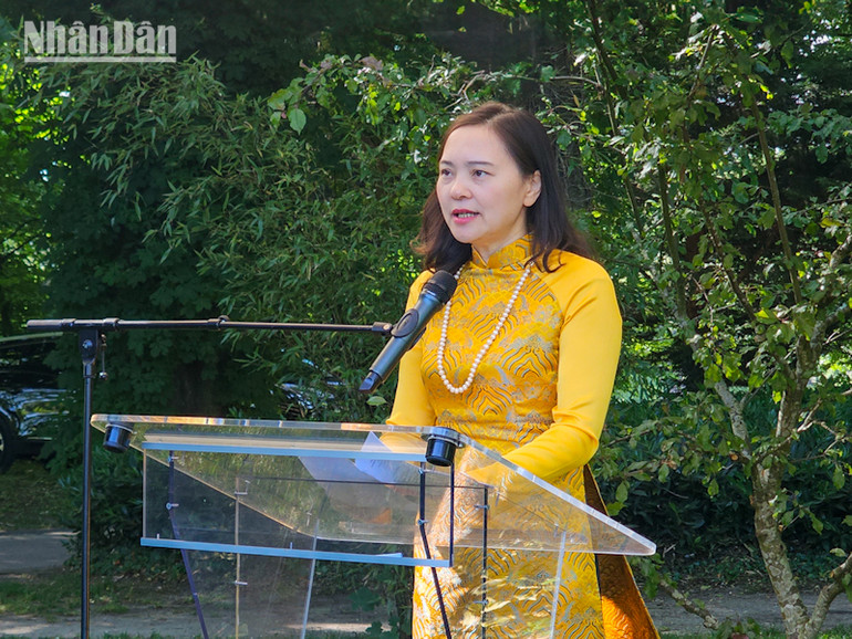 Đại sứ Nguyễn Thị Vân Anh cảm ơn nhân dân thành phố Montreuil đã dày công gìn giữ Không gian Chủ tịch Hồ Chí Minh và tượng Chủ tịch Hồ Chí Minh như một di sản văn hoá của địa phương. (Ảnh: MINH DUY)