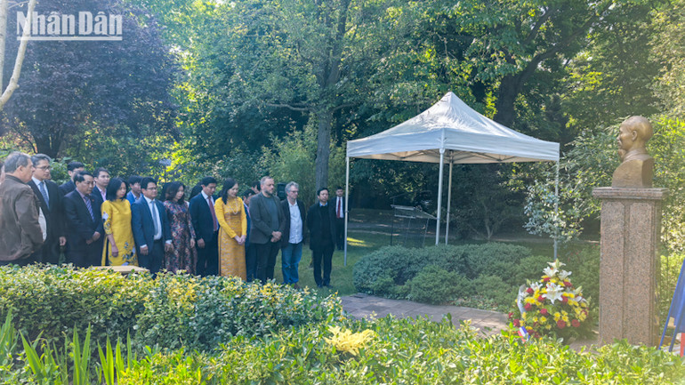 Đoàn đại biểu tưởng niệm tri ân Chủ tịch Hồ Chí Minh. (Ảnh: KHẢI HOÀN)