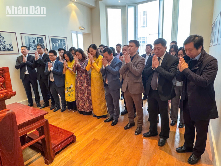 Cán bộ các cơ quan đại diện Việt Nam tại Pháp dâng hương tưởng nhớ Chủ tịch Hồ Chí Minh. (Ảnh: KHẢI HOÀN)