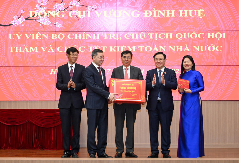 Chủ tịch Quốc hội Vương Đình Huệ trao tặng quà Tết cho Kiểm toán Nhà nước. (Ảnh: Duy Linh)