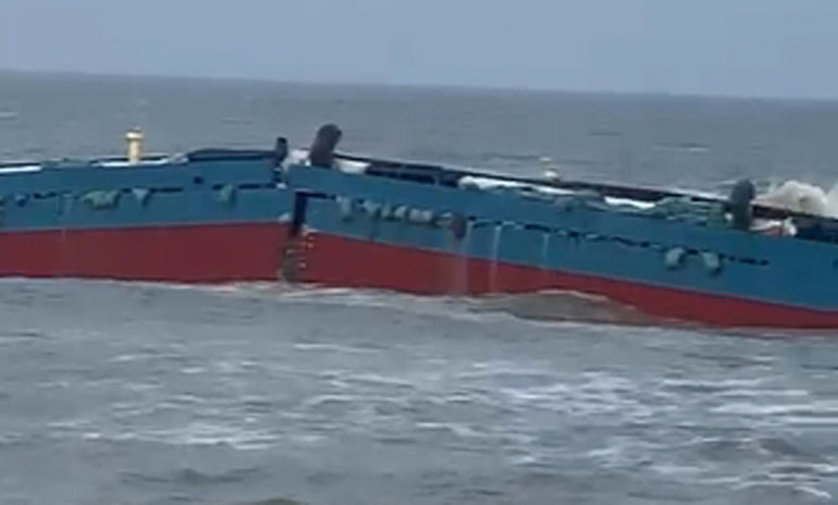 Tàu Hoàng Gia 46 bị sóng lớn đánh gãy đôi gây nguy cơ sự cố tràn dầu trên biển.