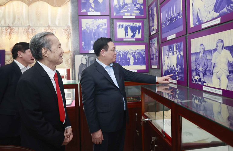 Chủ tịch Quốc hội Vương Đình Huệ tham quan phòng truyền thống của gia đình cố Chủ tịch Quốc hội Nguyễn Hữu Thọ. (Ảnh: TTXVN)