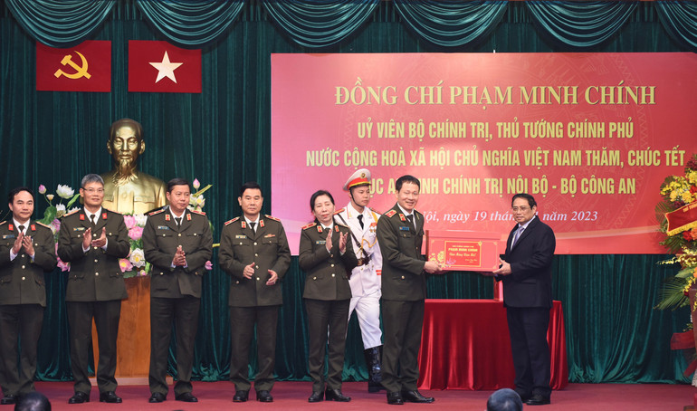 Thủ tướng Phạm Minh Chính tặng quà cho cán bộ, chiến sĩ Cục An ninh chính trị nội bộ, Bộ công an.