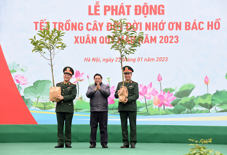 Thủ tướng Phạm Minh Chính tặng cây cho Bộ Tư lệnh Bảo vệ Lăng Chủ tịch Hồ Chí Minh.