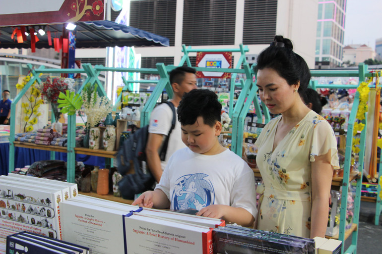 Du khách tham quan Lễ hội Đường sách Tết 2023 trong ngày khai mạc.