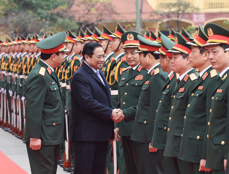 Thủ tướng Phạm Minh Chính cùng cán bộ chiến sĩ Binh chủng Tăng Thiết giáp.