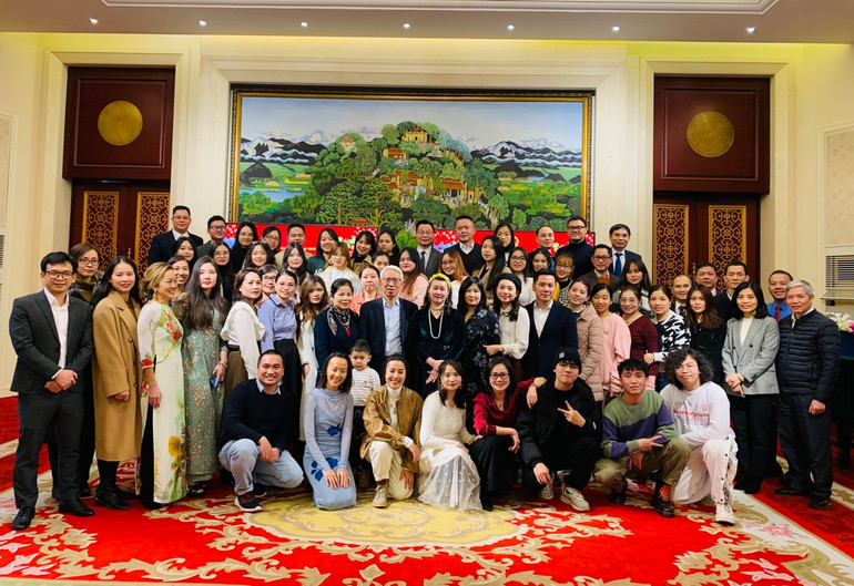 Đại sứ, các cán bộ Đại sứ quán và đại diện cộng đồng người Việt Nam tại Trung Quốc.