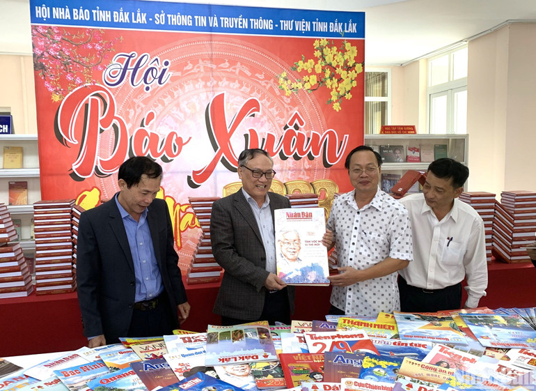 Ấn phẩm Báo Nhân Dân Xuân Quý Mão 2023 thu hút sự quan tâm đặc biệt của cán bộ, đảng viên và bạn đọc tại Hội báo Xuân Đắk Lắk 2023.