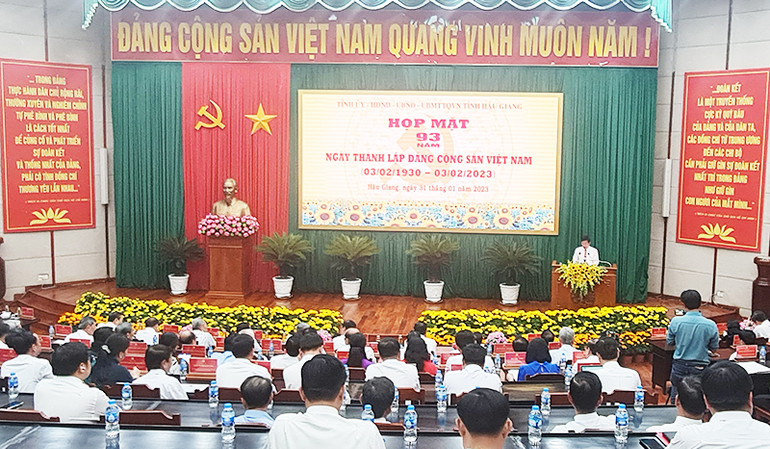 Trao tặng Huy hiệu Đảng cho 106 đồng chí cao niên tuổi Đảng.