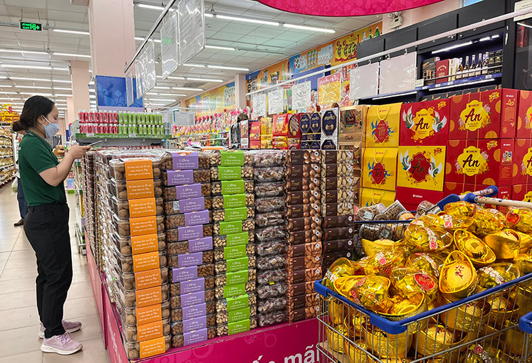 Người dân bắt đầu đi mua sắm hàng hóa thiết thiếu chuẩn bị cho ngày Tết. Người dân bắt đầu đi mua sắm hàng hóa thiết thiếu chuẩn bị cho ngày Tết.