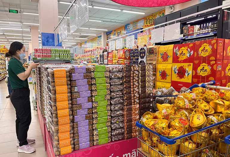Người dân bắt đầu đi mua sắm hàng hóa thiết thiếu chuẩn bị cho ngày Tết.