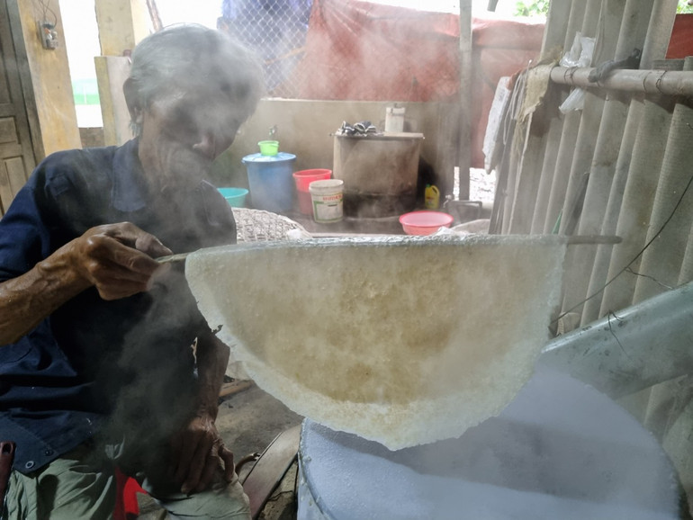 Người dân chăm chút cho từng chiếc bánh và tự hào về nghề làm bánh đã tồn tại 500 năm qua.