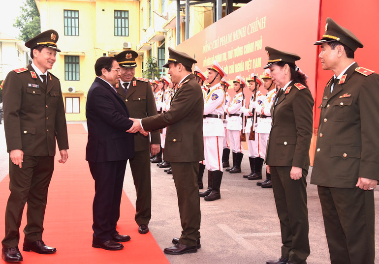 Thủ tướng Phạm Minh Chính với lãnh đạo Cục An ninh chính trị nội bộ.