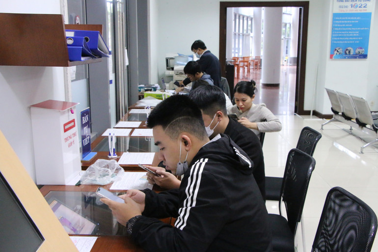 Nhiều người dân Đà Nẵng đến làm thủ tục hành chính tại bộ phận một cửa Trung tâm hành chính thành phố sáng mùng 6 Tết.