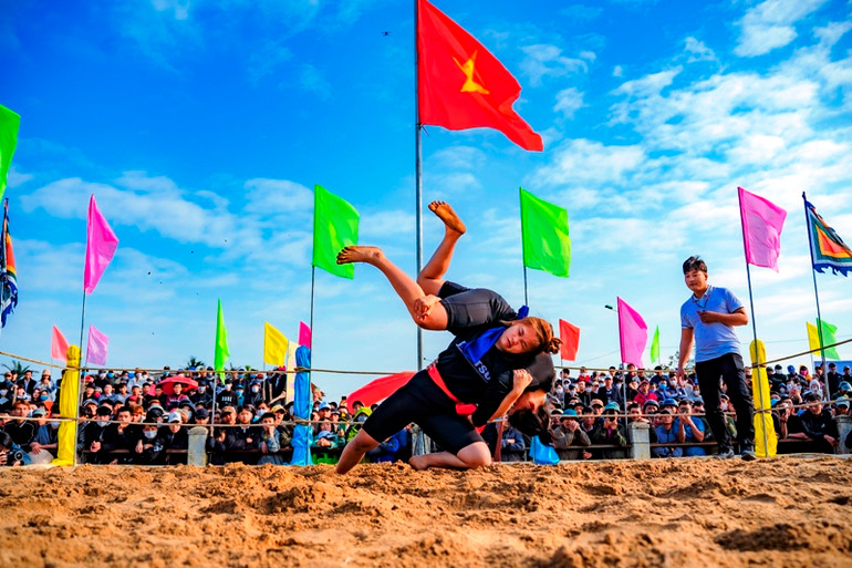 Các cặp đô vật thiếu niên tranh tài tại sới vật.