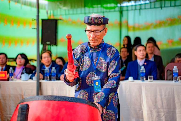 Bậc cao niên của làng mở trống khai hội.