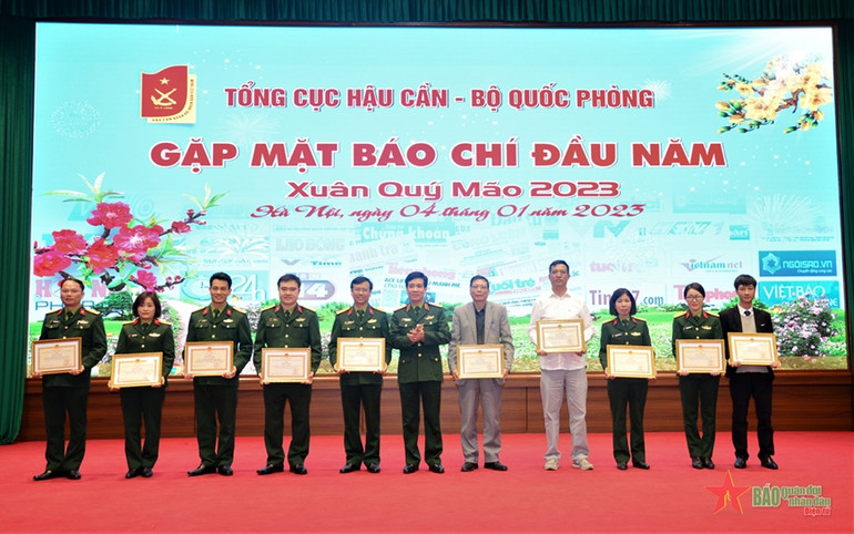 Đại diện lãnh đạo Tổng cục Hậu cần trao thưởng tặng các tập thể, cá nhân có nhiều thành tích trong công tác phối hợp tuyên truyền năm 2022. (Ảnh: Báo Quân đội nhân dân)