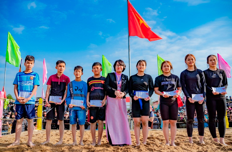 Trao thưởng cho các đô vật đạt thành tích.