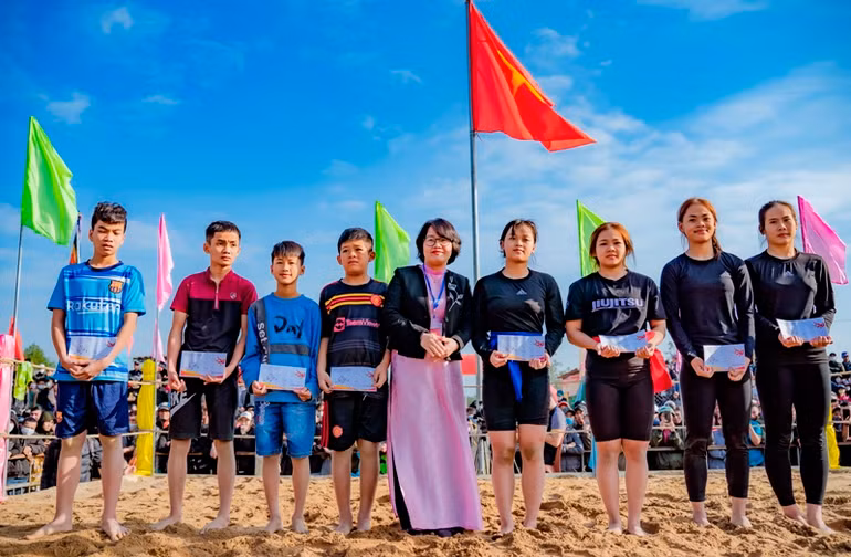 Trao thưởng cho các đô vật đạt thành tích.