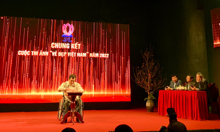 Thầy giáo Phùng Văn Trường viết dòng chữ tặng chương trình.