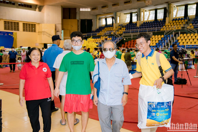 Người dân được hướng dẫn, chăm sóc chu đáo khi đến Siêu thị 0 đồng sắm Tết.