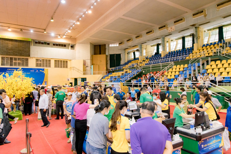 Bà con hồ hởi mua sắm đón Tết tại Siêu thị mini 0 đồng.