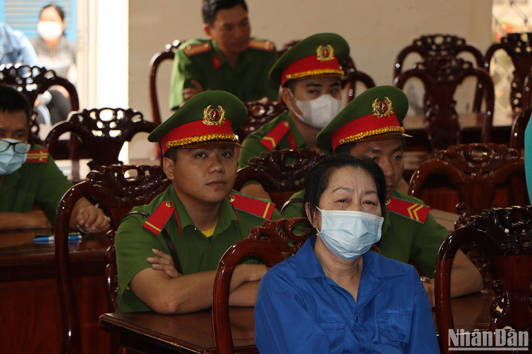 Do sức khỏe yếu nên bị cáo Kim Hạnh được Hội đồng xét xử cho phép ngồi trong lúc tuyên án.