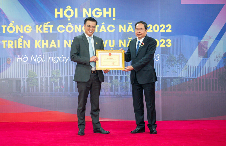 Phó Chủ tịch Thường trực Quốc hội Trần Thanh Mẫn trao Bằng khen tặng Truyền hình Quốc hội Việt Nam. (Ảnh: Duy Linh) Phó Chủ tịch Thường trực Quốc hội Trần Thanh Mẫn trao Bằng khen tặng Truyền hình Quốc hội Việt Nam. (Ảnh: Duy Linh)