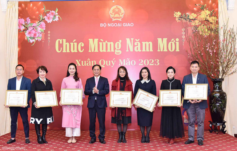 Bộ trưởng Bùi Thanh Sơn trao Bằng khen của Bộ trưởng Ngoại giao cho một số tập thể và cá nhân có thành tích xuất sắc trong công tác thông tin-tuyên truyền. (Ảnh: Báo Thế giới và Việt Nam)