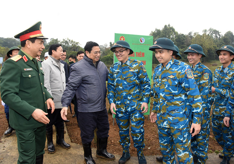 Thủ tướng Phạm Minh Chính với các cán bộ, chiến sĩ tại Lễ phát động “Tết trồng cây đời đời nhớ ơn Bác Hồ”.