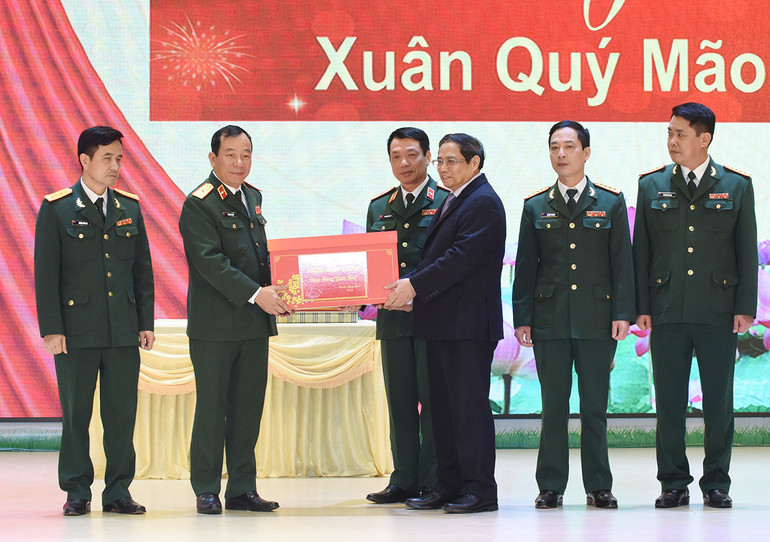 Thủ tướng Phạm Minh Chính chúc Tết cán bộ, chiến sĩ Bộ Tư lệnh Binh chủng Tăng Thiết giáp.