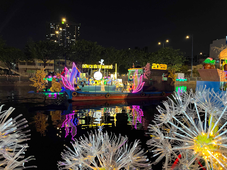 Đờn ca tài tử trên ghe là nét riêng độc đáo của chợ hoa xuân “Trên bến dưới thuyền”.