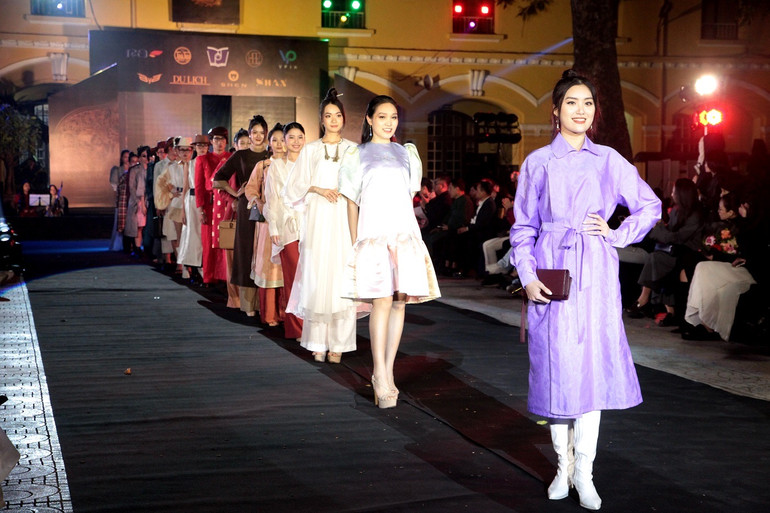 Nhiều họa tiết, hoa văn mỹ thuật cổ được ứng dụng vào những mẫu thiết kế thời trang hiện đại, năng động.