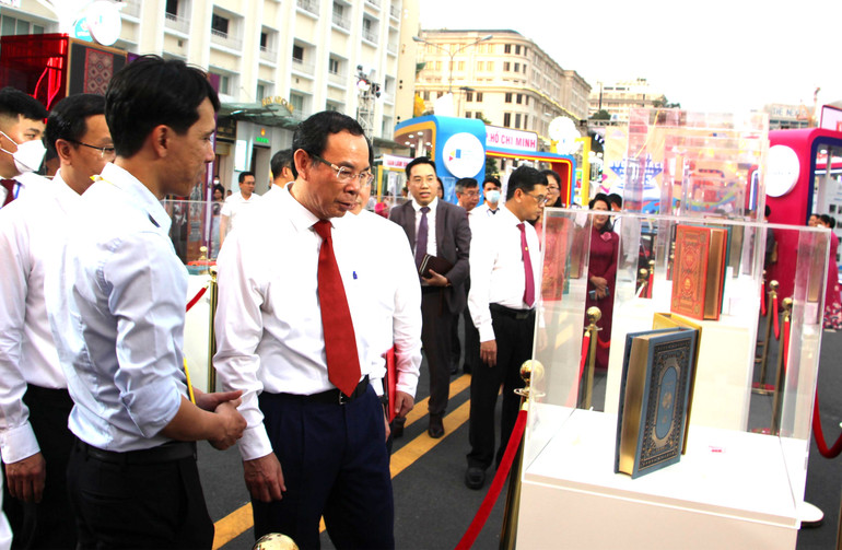 Đồng chí Nguyễn Văn Nên, Ủy viên Bộ Chính trị, Bí thư Thành ủy Thành phố Hồ Chí Minh tham quan khu trưng bày sách quý, sách phiên bản giới hạn.