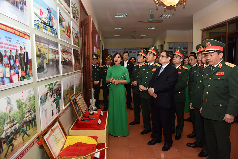 Thủ tướng Phạm Minh Chính nghe giới thiệu về những hiện vật của Bộ Tư lệnh Binh chủng Tăng thiết giáp.