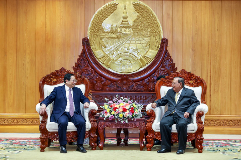 Thủ tướng Phạm Minh Chính đến thăm nguyên Tổng Bí thư, Chủ tịch nước Lào Bounnhang Vorachit. (Ảnh: Nhật Bắc)