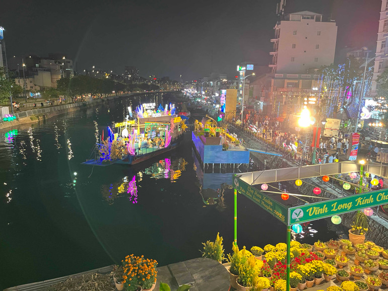 Lung linh cảnh sắc trên bến dưới thuyền.